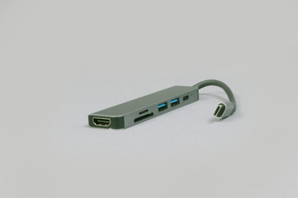 QUBE AD 6 in 1. Type C to 2* USB A 3.0, 1*HDMI 4K/30HZ, 1* SD 3.0, 1* TF 3.0, 1* USB C PD Charging- Aluminium Y23013 - Image 3